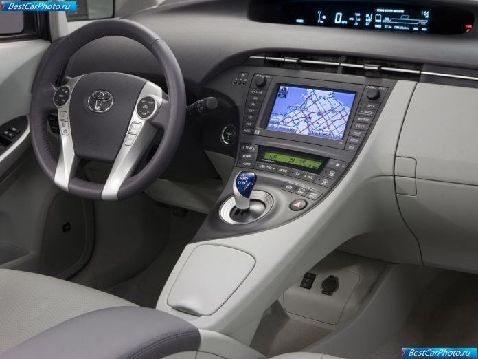 2010 Toyota Prius - фотография 26 из 102