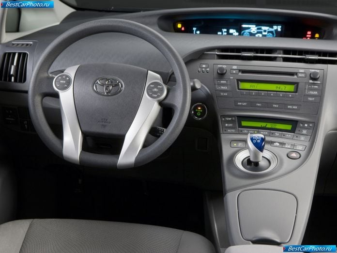 2010 Toyota Prius - фотография 27 из 102