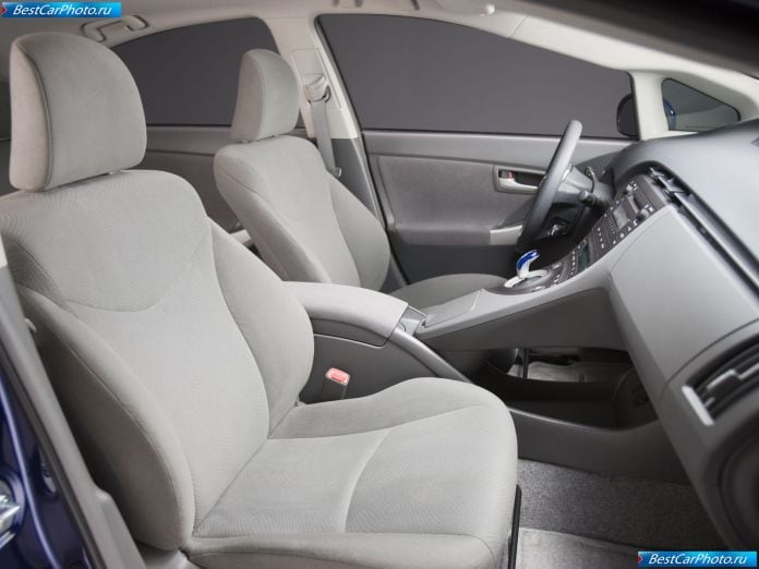 2010 Toyota Prius - фотография 31 из 102