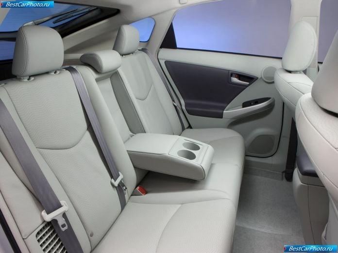 2010 Toyota Prius - фотография 32 из 102