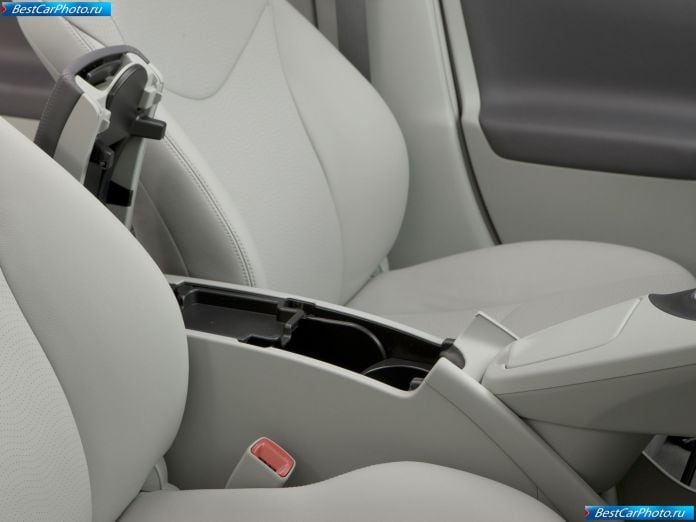 2010 Toyota Prius - фотография 36 из 102