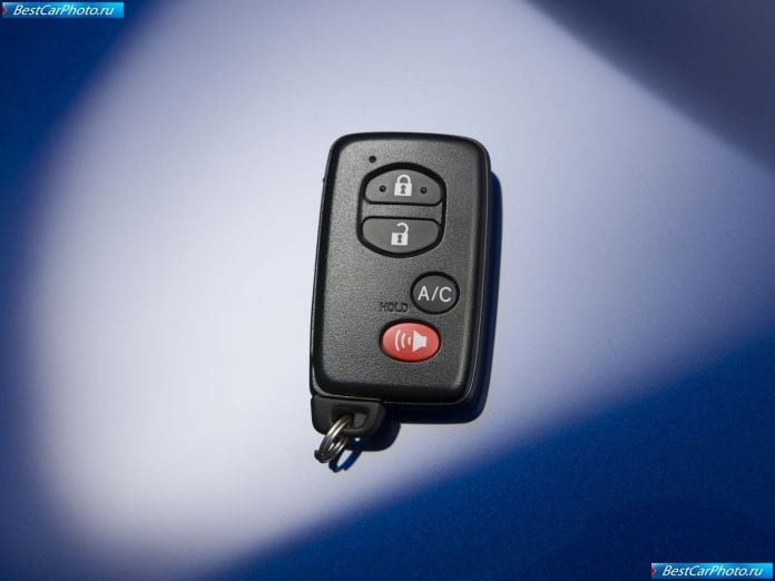 2010 Toyota Prius - фотография 65 из 102