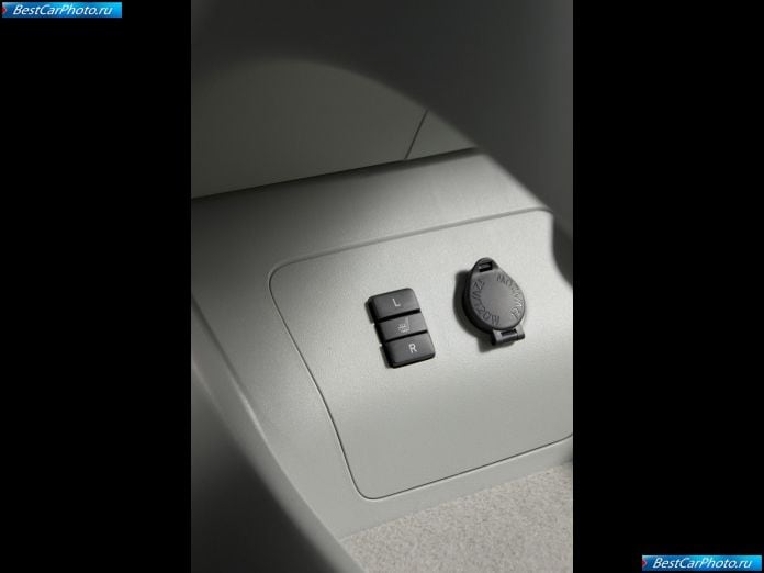 2010 Toyota Prius - фотография 70 из 102
