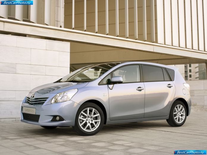 2010 Toyota Verso - фотография 10 из 27