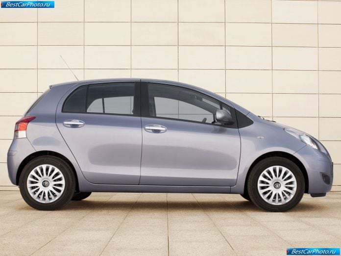 2010 Toyota Yaris - фотография 10 из 28