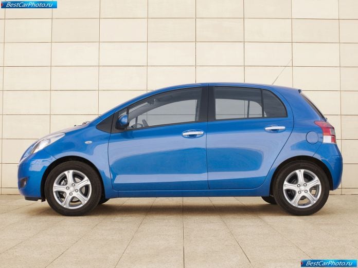 2010 Toyota Yaris - фотография 12 из 28