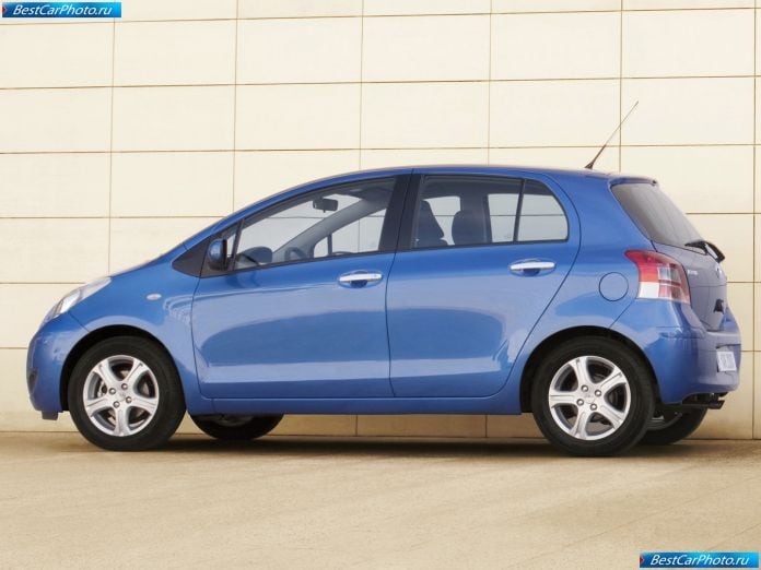 2010 Toyota Yaris - фотография 13 из 28