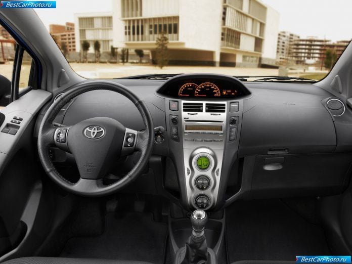 2010 Toyota Yaris - фотография 17 из 28