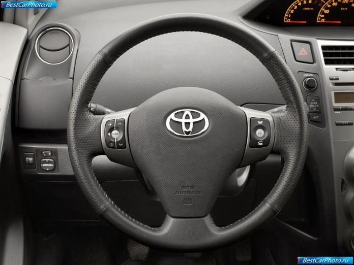 2010 Toyota Yaris - фотография 18 из 28