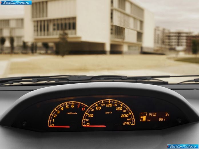 2010 Toyota Yaris - фотография 19 из 28