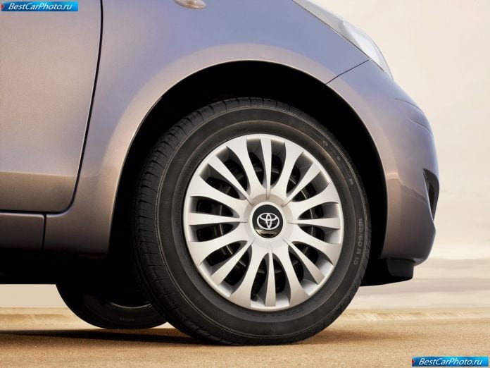 2010 Toyota Yaris - фотография 22 из 28