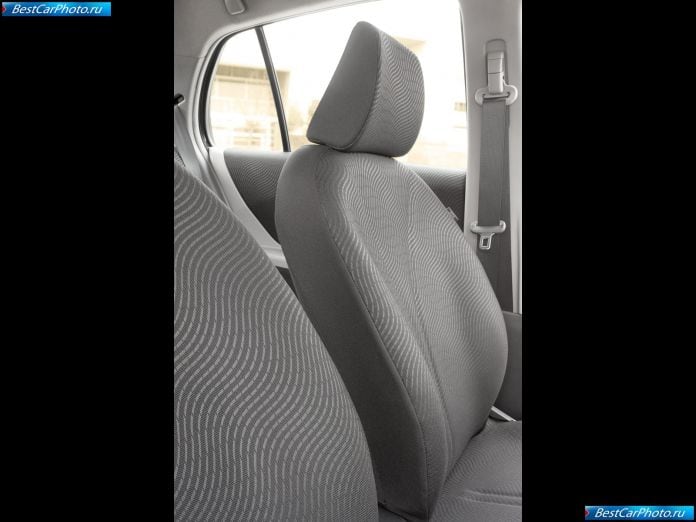 2010 Toyota Yaris - фотография 24 из 28