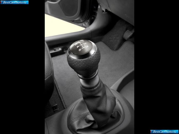 2010 Toyota Yaris - фотография 25 из 28
