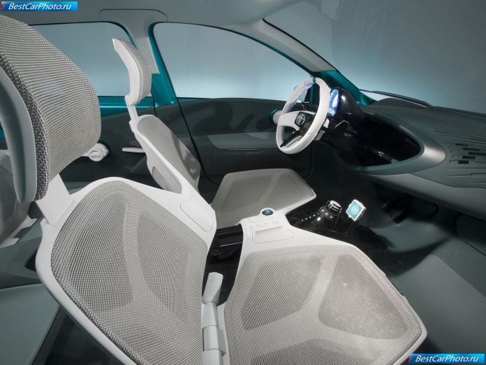 2011 Toyota Prius C Concept - фотография 12 из 28