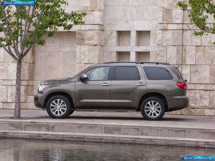 2011 Toyota Sequoia - фотография 17 из 47