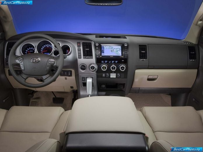 2011 Toyota Sequoia - фотография 20 из 47