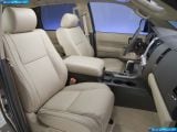 toyota_2011-sequoia_1600x1200_021.jpg