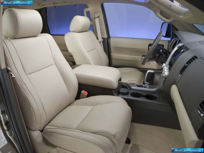 2011 Toyota Sequoia - фотография 21 из 47