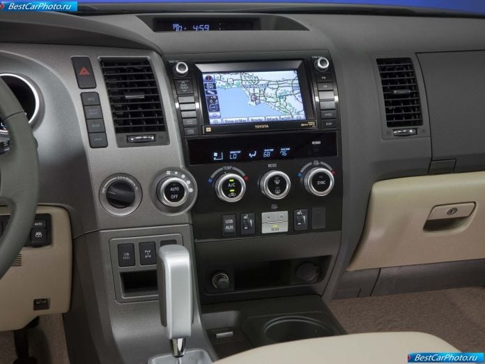 2011 Toyota Sequoia - фотография 22 из 47