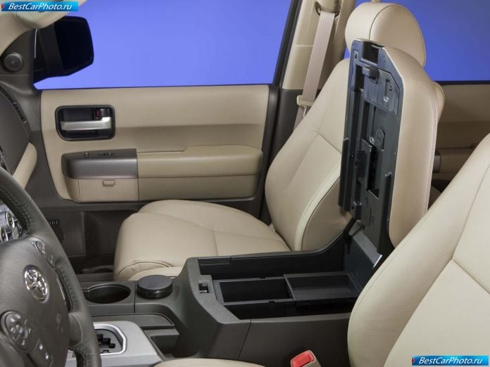 2011 Toyota Sequoia - фотография 23 из 47