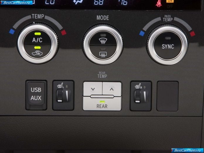 2011 Toyota Sequoia - фотография 25 из 47