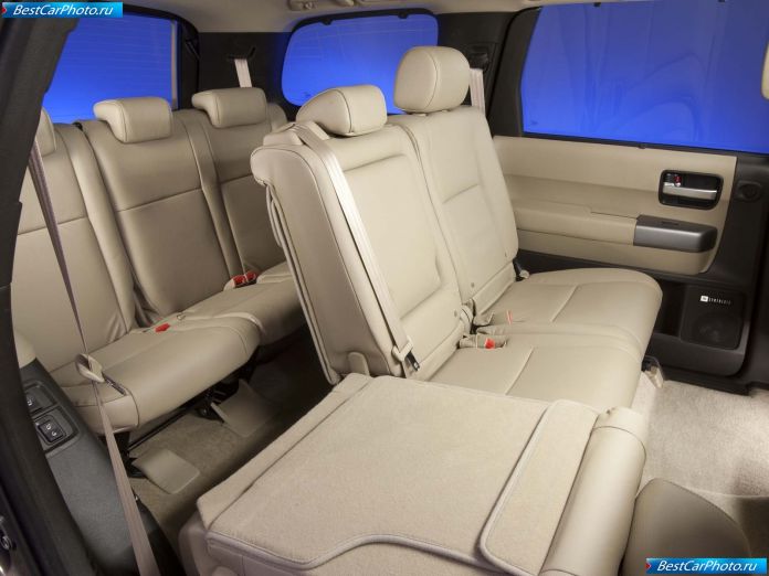 2011 Toyota Sequoia - фотография 33 из 47