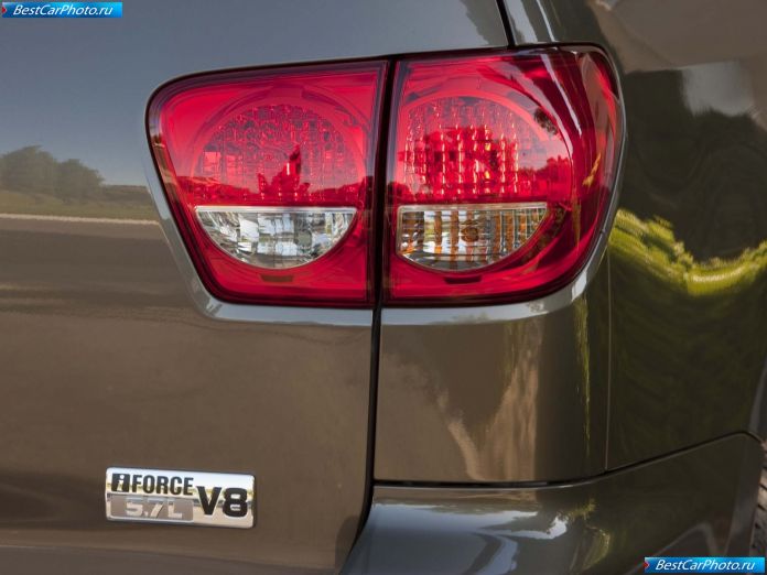 2011 Toyota Sequoia - фотография 44 из 47