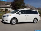 toyota_2011-sienna_1600x1200_010.jpg
