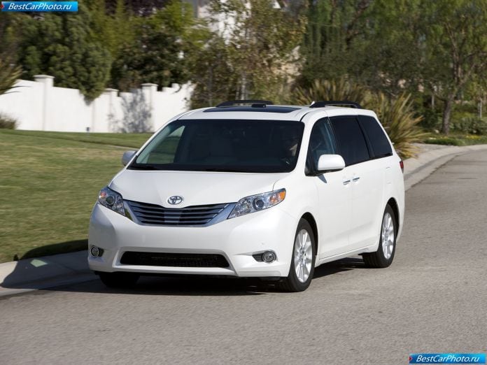2011 Toyota Sienna - фотография 12 из 117