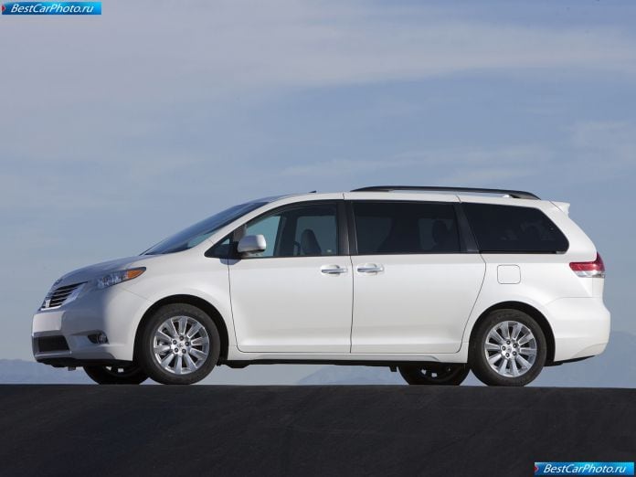 2011 Toyota Sienna - фотография 13 из 117