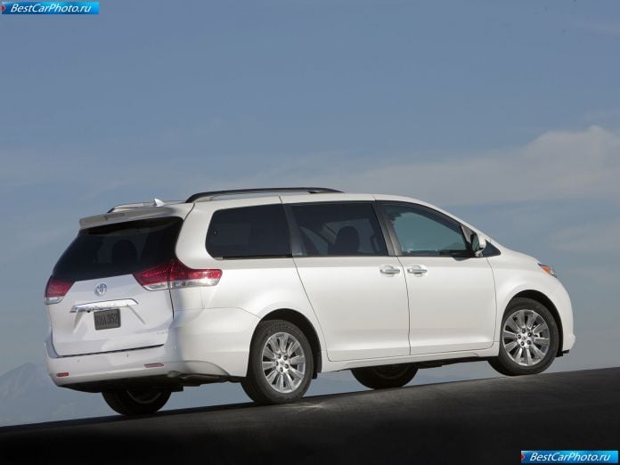 2011 Toyota Sienna - фотография 14 из 117