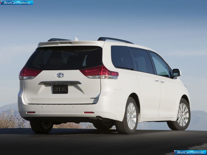 2011 Toyota Sienna - фотография 15 из 117
