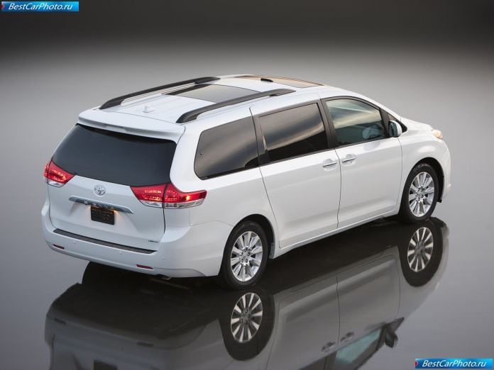 2011 Toyota Sienna - фотография 16 из 117