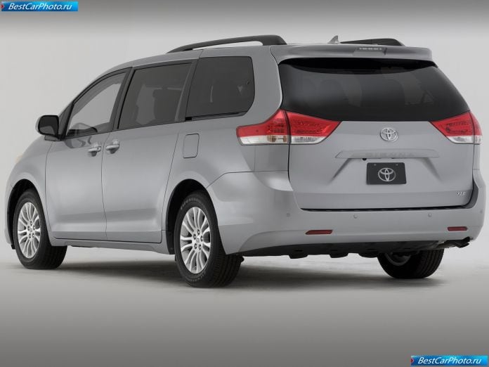2011 Toyota Sienna - фотография 27 из 117