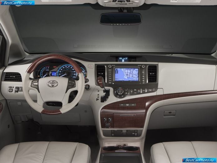 2011 Toyota Sienna - фотография 28 из 117