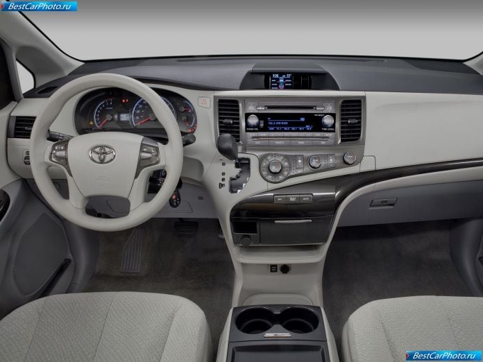 2011 Toyota Sienna - фотография 29 из 117