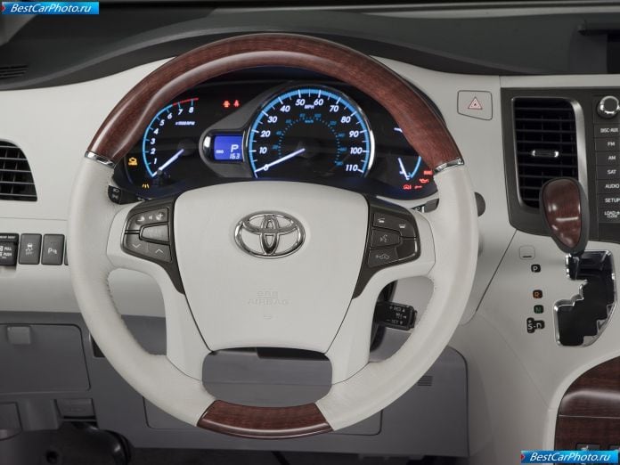 2011 Toyota Sienna - фотография 30 из 117