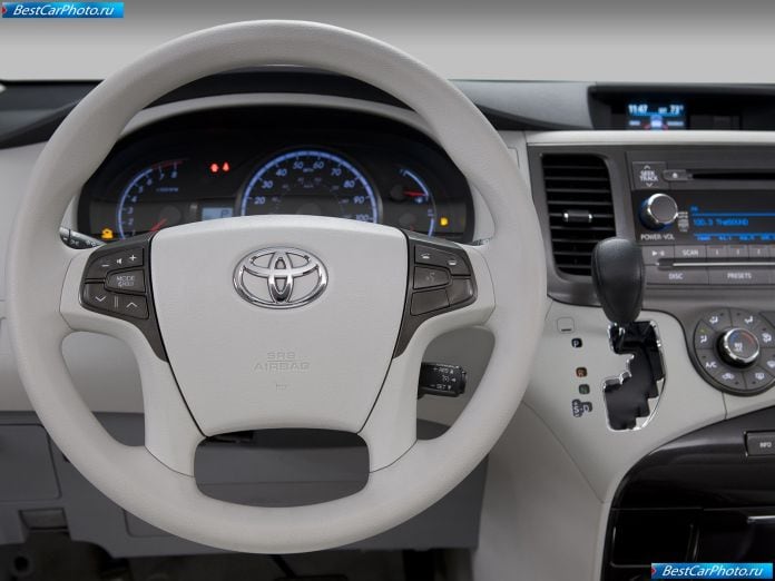 2011 Toyota Sienna - фотография 31 из 117