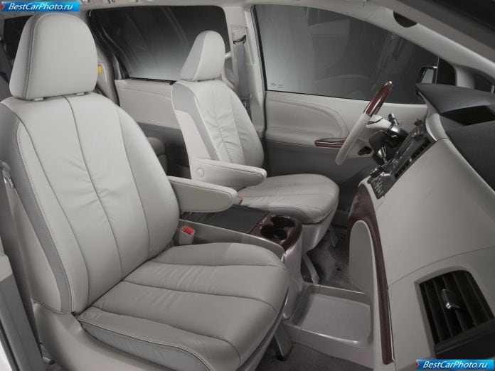 2011 Toyota Sienna - фотография 32 из 117