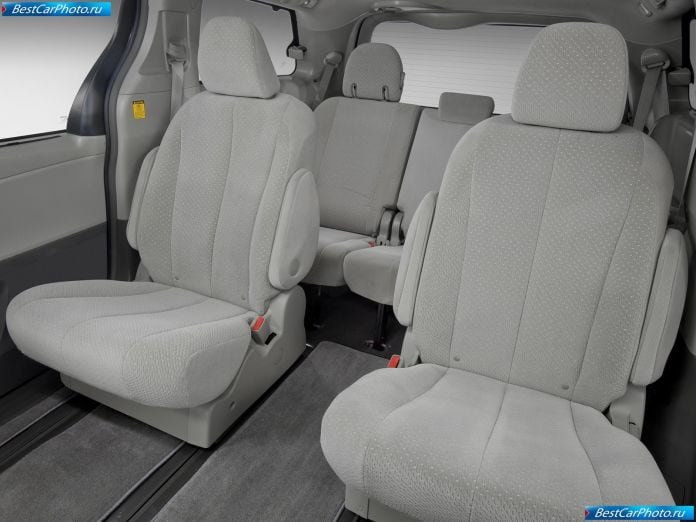 2011 Toyota Sienna - фотография 33 из 117