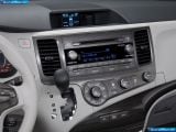 toyota_2011-sienna_1600x1200_036.jpg