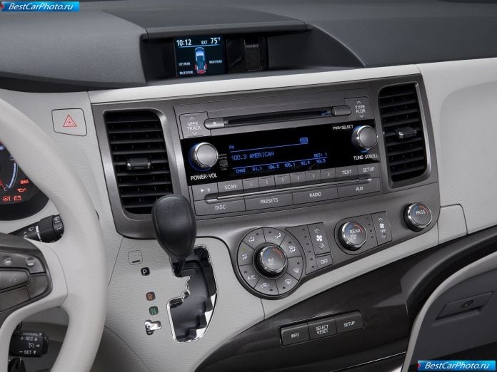 2011 Toyota Sienna - фотография 36 из 117