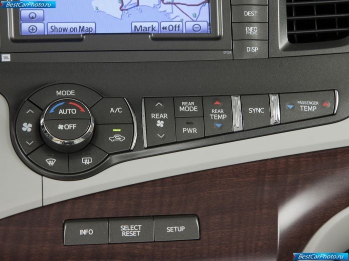 2011 Toyota Sienna - фотография 39 из 117