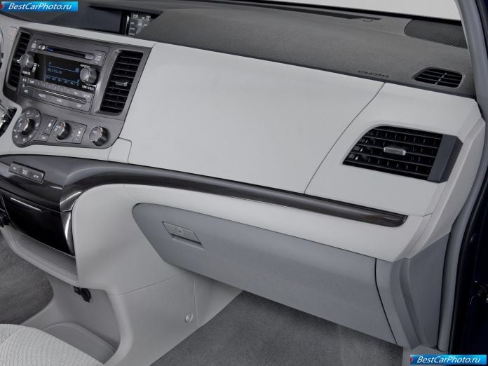 2011 Toyota Sienna - фотография 41 из 117