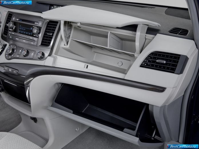 2011 Toyota Sienna - фотография 42 из 117