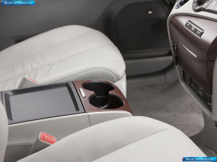 2011 Toyota Sienna - фотография 46 из 117