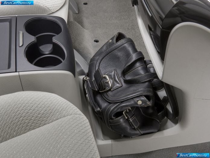 2011 Toyota Sienna - фотография 47 из 117