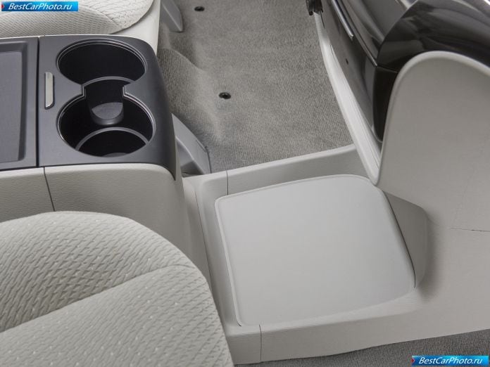 2011 Toyota Sienna - фотография 48 из 117