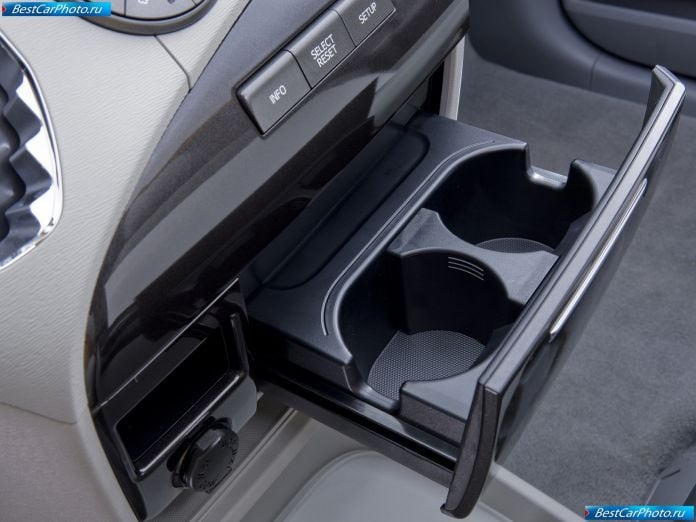 2011 Toyota Sienna - фотография 51 из 117