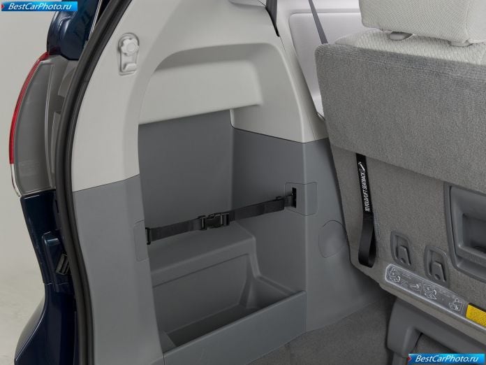 2011 Toyota Sienna - фотография 52 из 117